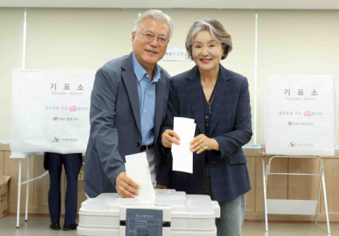 사전투표 마친 文 