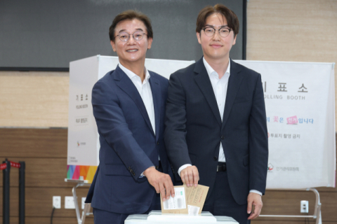 북구서 나란히 사전투표…전재수·하정우 “집권 여당 의원 필요”
