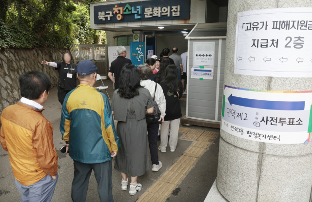사진설명 제9회 전국동시지방선거 사전투표일인 29일 부산 북구 만덕2동 행정복지센터에 마련된 사전투표소에 시민들이 투표를 하기 위해 줄지어 서 있다. 정대현 기자 jhyun@