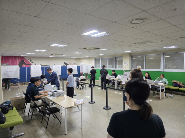 6·3 지방선거 사전투표일인 29일 부산 수영구 수영강동원로얄듀크아파트 피트니스센터에 마련된 사전투표소에서 시민들이 투표하는 모습. 김재량 기자 ryang@