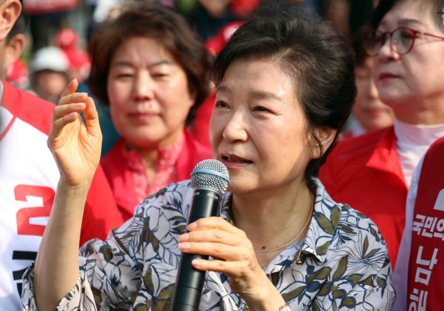 박근혜 전 대통령이 29일 경남 남해군 남해충렬사 일대에서 국민의힘 후보 지지를 호소하고 있다. 연합뉴스