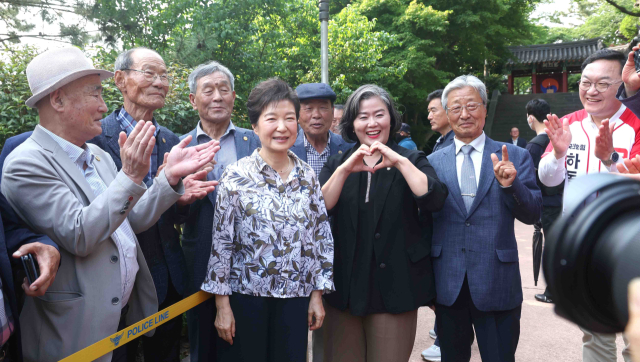 박근혜 전 대통령이 29일 경남 남해군 남해충렬사 앞에서 시민과 기념 촬영하고 있다. 연합뉴스