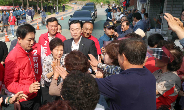 박근혜 전 대통령이 29일 경남 남해군 남해충렬사 일대에서 시민과 하이 파이브 하고 있다. 연합뉴스