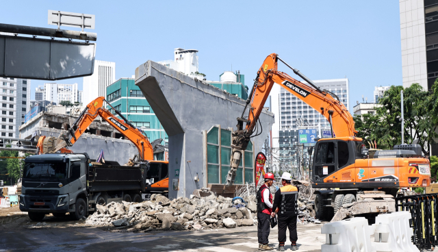 29일 서울 서대문구 서소문 고가차도 붕괴 사고현장에서 긴급 철거작업이 진행되고 있다. 총 예상 철거 시간은 사전 안전 보양과 철거 15시간, 마무리 14시간을 포함해 총 29시간으로, 서울시의 예상대로 공사가 진행되면 오는 30일 오전 5시까지 작업이 완료된다. 연합뉴스