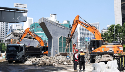서소문 고가차도, 붕괴사고 사흘 만에 철거 완료…경의선 내일 재개