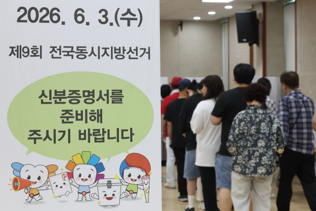 제9회 전국동시지방선거 사전투표 이틀차인 30일 오전 광주 광산구 우산동행정복지센터 3층에 마련된 사전투표소에서 유권자들이 투표하기 위해 줄을 서서 대기하고 있다. 연합뉴스