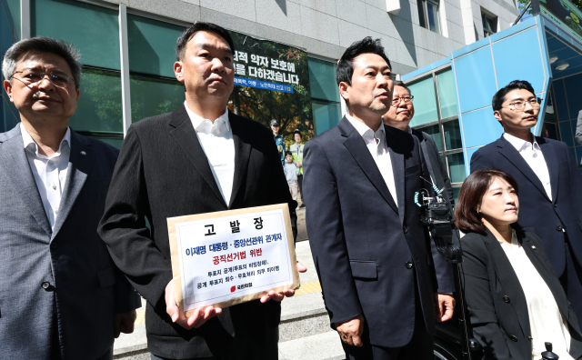 국민의힘 장동혁 상임선거대책위원장과 박준태, 김장겸, 최보윤 의원 등이 30일 서울 종로구 서울경찰청 민원실에 이재명 대통령에 대해 '공직선거법상 투표의 비밀침해죄' 혐의로 고발장 제출에 앞서 발언하고 있다. 연합뉴스