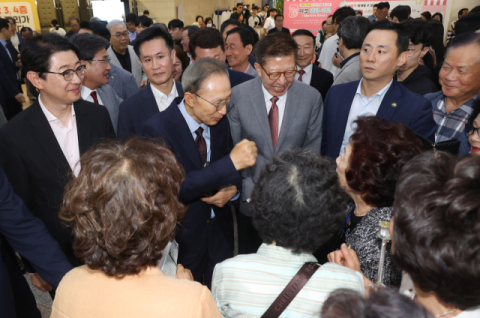 부산 찾은 MB, 박형준 후보와 수영로교회에서 예배