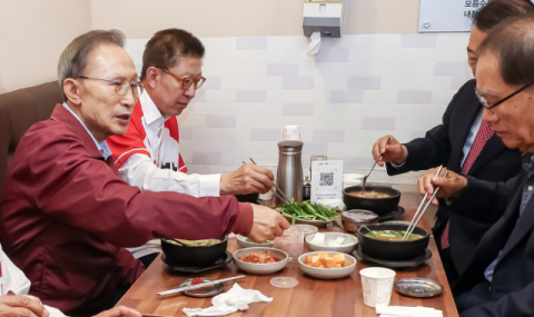[포토뉴스] 이명박 전 대통령, 박형준·박민식과 돼지국밥 회동