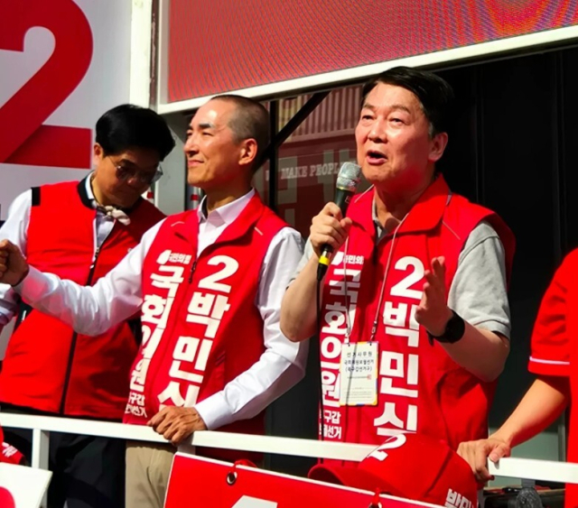 안철수 국회의원이 지난 30일 부산 북구에서 보궐선거에 나선 국민의힘 박민식 후보 지지 연설을 하고 있다. 박 후보 SNS 캡처
