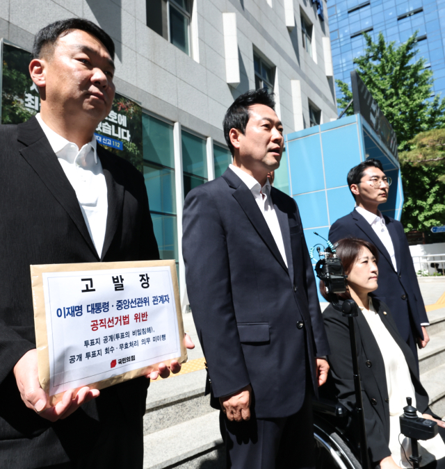국민의힘 장동혁 상임선거대책위원장과 박준태, 김장겸, 최보윤 의원 등이 30일 서울 종로구 서울경찰청 민원실에 이재명 대통령에 대해 '공직선거법상 투표의 비밀침해죄' 혐의로 고발장 제출에 앞서 발언하고 있다. 연합뉴스