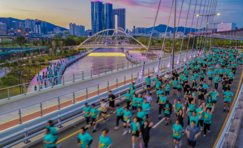 2026 야반도주 in 부산…4000명의 러너 북항 달렸다